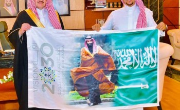 الرحالة السعودي خالد الغامدي يرفع صورة عبية (فرس الملك عبدالعزيز) فوق أعلى قمة بالعالم