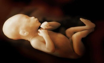 “سابقة تاريخية”.. امرأة تلد طفلين في أسبوعين !