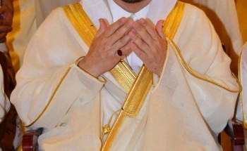 أمير منطقة ⁧‫الرياض‬⁩ يؤدي صلاة ⁧‫العيد‬⁩ مع جموع المصلين في جامع الإمام تركي بن عبدالله بالرياض .