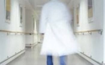 مواطن يتهم طبيباً بالتسبب في وفاة طفله بـ«جازان».. و«الصحة» تحقق