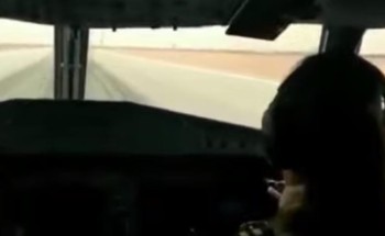 بالفيديو.. مطار حائل يشهد وصول أول رحلة طيران بقيادة مساعدة طيار سعودية