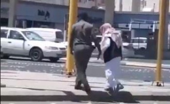 شاهد.. رجل أمن يترجل من دورية أمنية لمساعدة مسن على عبور طريق في المدينة المنورة