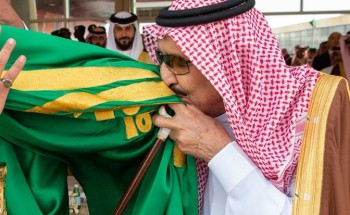 فيديو.. خادم الحرمين يقبّل العلم ويشارك في أداء العرضة بمهرجان الملك عبدالعزيز للإبل