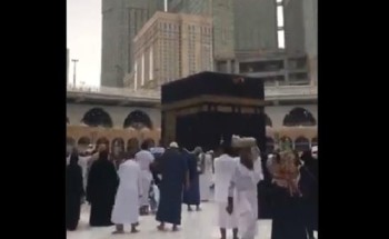 شاهد.. هطول أمطار على الحرم المكي اليوم السبت