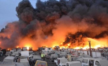 حريق هائل يلتهم مجموعة من السيارات التالفة في “بريمان جدة” (فيديو وصور)