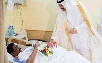 بالصور.. أمير الباحة يزور مرضى مستشفى الملك فهد ويهنئهم بالعيد
