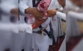 بالفيديو..انفجار “بندقية” في يد أحد المشاركين بعرض شعبي بالباحة