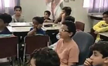 مشهد مؤثر لطالب يستمع في مدرسته لفيديو أرسله والده من الحد الجنوبي