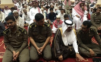 محافظ بيش يؤدي صلاة العيد ويستقبل المهنئين بالعيد