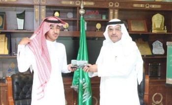 فيديو.. طالب يبادر بتنظيم حركة السير أثناء تعطل إشارة المرور.. و”تعليم تبوك” يكرمه