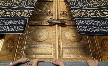 شاهد.. باب الكعبة الذي أمر الملك عبدالعزيز بصنعه قبل 77 عاماً