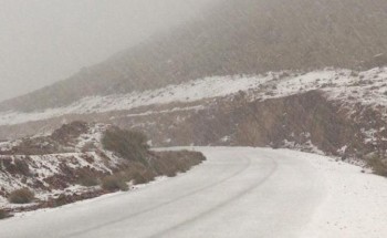 شاهد.. الثلوج تغطي جبال علقان واللوز و”نيوم”