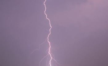 شاهد.. منظر خلاب للحظة رصد البرق من جبال كرا شرق مكة المكرمة