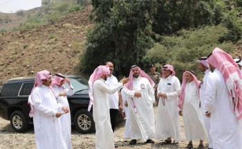 محافظ الداير يوجه بمتابعة دورية للمشاريع ويقف على طريق “فحجلة”