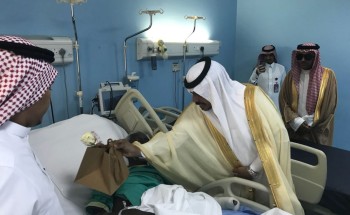 محافظ بيش يؤدي صلاة العيد ويزور المرضى المنومين بالمستشفى ويعايد مشائخ وأعيان المحافظة في منازلهم