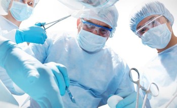 فريق طبي بمدينة الملك فهد الطبية ينقذ حياة طفل أصـابته طلقة طائشة واستقرت في ظهره (فيديو)