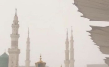 شاهد بالفيديو.. “الصبحي” مصاب تفجيرات الحرم النبوي يلتقي أمير المدينة بساحة المسجد بعد عامين من اصابته