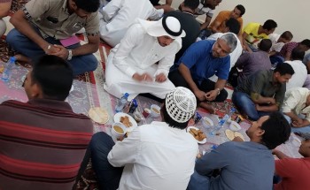 مدير الشؤون الصحية بمنطقة مكة يتناول الإفطار مع العاملين بشركة الصيانة