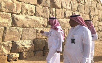 بعيداً عن الرسميات.. الأمير جلوي بن عبدالعزيز في جولة داخل أحياء نجران التراثية القديمة (فيديو وصور)