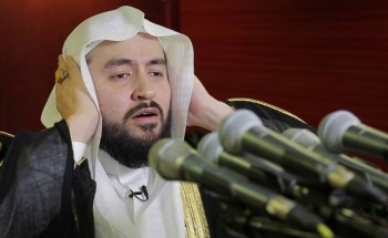 بالفيديو: مؤذن بالمسجد الحرام يوضح لماذا يردد المؤذن خلف الإمام في الحرمين الشريفين