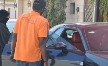 مواطنة تؤسس مع زوجها شركة لتلميع السيارات وتشرف عليها.. ويديرها سعوديات (صور)