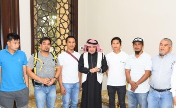 ( 5) من الجنسية الفلبينية يعتنقون الإسلام في مجلس الشيخ عبدالمحسن الراجحي