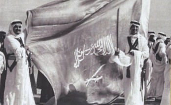 صورة نادرة للملك سلمان والملك فهد أمام علم المملكة