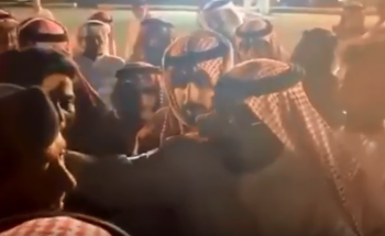 فيديو.. زميل اللواء الفغم يبكيه بحرقة أثناء تقديم العزاء لوالده