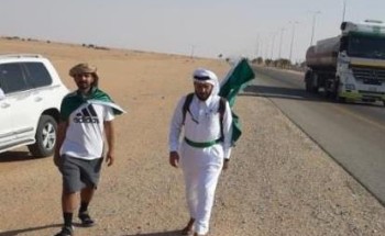 صور.. رحالان في رحلة سيرا على الأقدام من نجران إلى الرياض للتهنئة باليوم الوطني