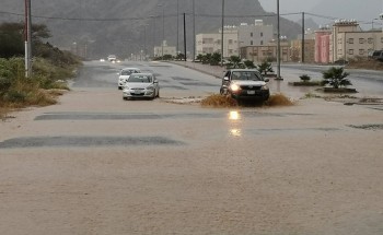 بالصور..الأمطار تقتلع واجهات المتاجر في عسير