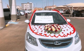 بالصور.. موظفون بعرعر يهدون زميلهم سيارة جديدة بعد أن تعرّض لـحادث