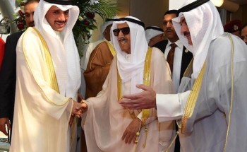 بالفيديو..شاب يوزع الحلوى بالحرم المكي فرحاً بعودة أمير الكويت إلى بلاده