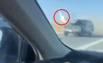 بالفيديو.. لحظة اصطدام قائد مركبة بإبلٍ سائبة على طريق سريع بالمملكة