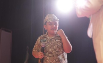 “يا ويل من يقرب حدود السعودية”… طفل يبكي أثناء إلقاء قصيدة وطنية بمحايل (فيديو)