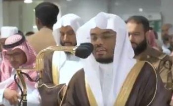 فيديو.. ياسر الدوسري يؤم المصلين ‏وسط زخات المطر لأول مرة كإمام للمسجد الحرام