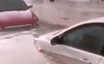 فيديو.. السيول تغمر بعض شوارع مكة المكرمة وتتسبب في غرق عدد من المركبات