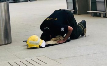 بين منهك وساجد.. هكذا بدا رجال الدفاع المدني بعد السيطرة على حريق محطة القطار بجدة
