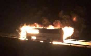 بالصور..اشتعال النيران في حافلة إثر حـادث على طريق الهجرة.. ومصادر: وفـاة أكثر من 30 معتمراً