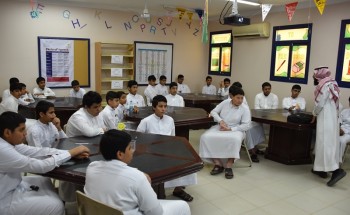 طلاب الخندق يتدربون على تثقيف الأقران