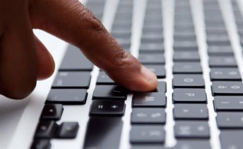 السجن 6 أشهر والجلد والغرامة لمواطن تورط في جريمة نصب واحتيال إلكتروني