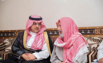 بالصور.. محافظ حفر الباطن يعزي أسرة المتوفين جراء الأمطار التي شهدتها المحافظة