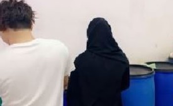بالفيديو..القبض على عصابة تضم امرأتين لتصنيع وترويج الخمور بالرياض