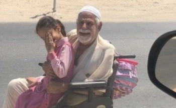 مسن قعيد ينقل ابنته المريضة على كرسي متحرك إلى المدرسة للعام الثاني بالإحساء … ومفاجأة من فاعل خير تنهي معاناته