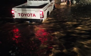 فريق فزعة يُنقذ عائلة أُحتجزت سيارتهم في أحد أودية ملاطس بمحافظة الريث