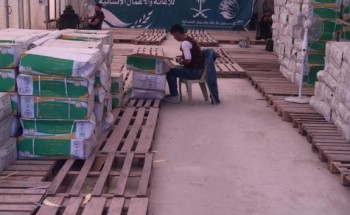 مركز الملك سلمان للإغاثة يباشرتوزيع الحقائب المدرسية على الطلاب السوريين في مخيم الازرق