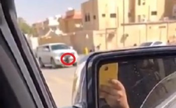 بالفيديو..سيدة تصور بالصدفة لحظة صدم مركبة لطفل يلعب أمام المدرسة