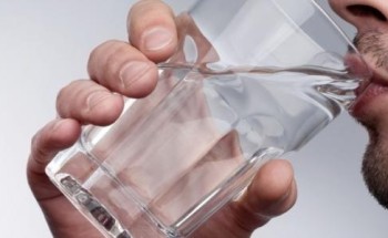 فوائد شرب الماء الدافئ بعد الاستيقاظ من النوم