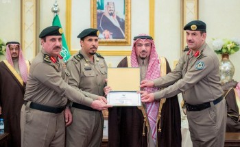 أمير القصيم يُكرّم عددًا من ضباط وأفراد “أمن الطرق” بالمنطقة لجهودهم المتميزة (صور)