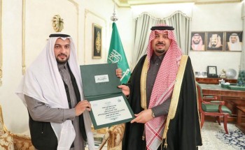 أمير الحدود الشمالية يكرم مواطناً تبرع بكليته لصديقه