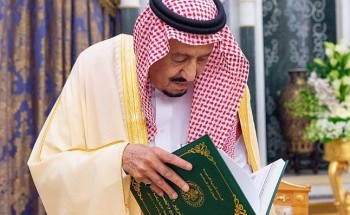 بالصور.. خادم الحرمين يتسلم التقرير السنوي لديوان المحاسبة ويشيد بما تحقق